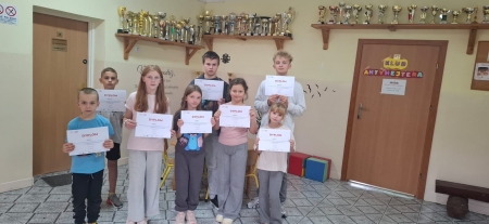 Wręczenie dyplomów za  udział  w Europejskim Dniu Sportu Szkolnego.