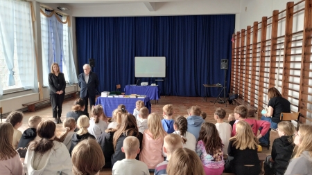 Spotkanie z książką i wyobraźnią – wizyta Tadeusza Bogackiego w Szkole Podstawowej w Skudz