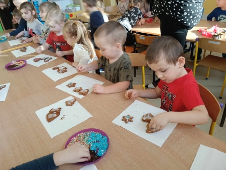 Gminne Przedszkole w Skrwilnie wspólne pieczenie i dekorowanie pierników.