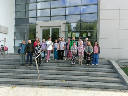 Wyjazd dzieci z oddziału przedszkolnego i uczniowie klas 1-3 do kina w Sierpcu.